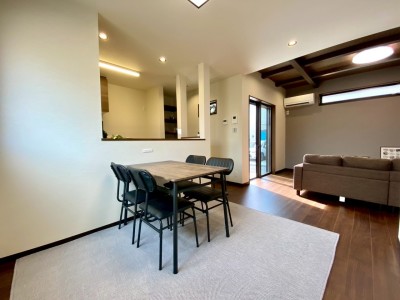 ダイニングから見たリビング方面 ダイニングから見たリビング方面