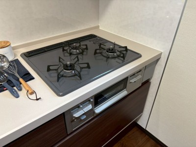 使い勝手の良い3口ガスコンロ。五徳は取り外しができるのでお掃除も簡単に。 使い勝手の良い3口ガスコンロ。五徳は取り外しができるのでお掃除も簡単に。