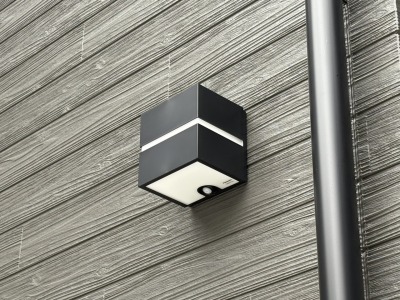 駐車場のポーチライト。
暗くなってからの車庫入れも安心です。 駐車場のポーチライト。
暗くなってからの車庫入れも安心です。