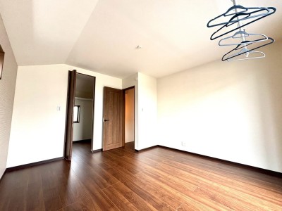 主寝室にはWIC
収納棚を置く必要もなくなるのでお部屋のスペースをフルで使えますね♪室内物干し・ホスクリーンも標準装備。 主寝室にはWIC
収納棚を置く必要もなくなるのでお部屋のスペースをフルで使えますね♪室内物干し・ホスクリーンも標準装備。