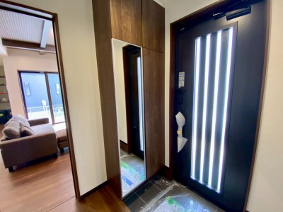 玄関にはシューズボックス
全身鏡付きでお出かけ前の身だしなみチェックもバッチリ♪ 玄関にはシューズボックス
全身鏡付きでお出かけ前の身だしなみチェックもバッチリ♪