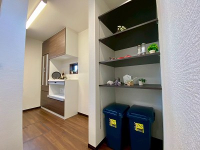 キッチン隣にはパントリー
可動棚なのでお好みの高さに棚板の位置を調節できます。 キッチン隣にはパントリー
可動棚なのでお好みの高さに棚板の位置を調節できます。