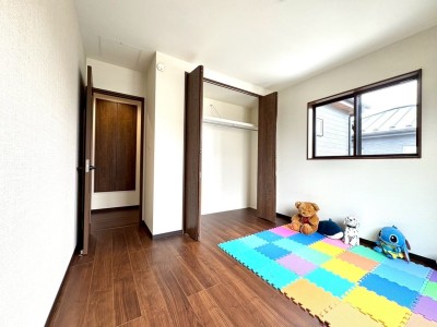 全居室収納あり♪
段差の無いレスフラット仕様で使いやすいクローゼット。 全居室収納あり♪
段差の無いレスフラット仕様で使いやすいクローゼット。