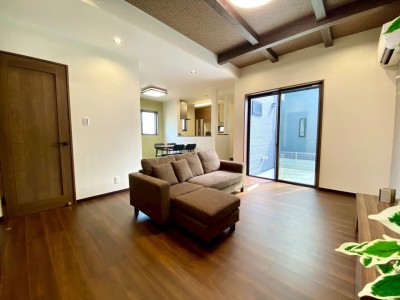 リビングの窓2カ所に電動シャッターを標準装備。
家の中に居ながら戸締りができます。 リビングの窓2カ所に電動シャッターを標準装備。
家の中に居ながら戸締りができます。