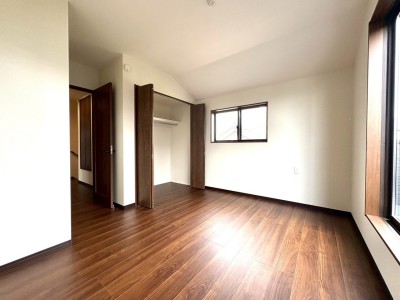 2階洋室6.8帖
2階は全居室6帖以上。プライベート空間にもゆとりを持った広さです。 2階洋室6.8帖
2階は全居室6帖以上。プライベート空間にもゆとりを持った広さです。