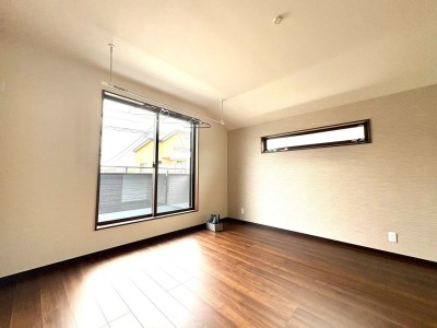 主寝室は8.5帖。ベッドを置いても余裕のある広さです! 主寝室は8.5帖。ベッドを置いても余裕のある広さです!