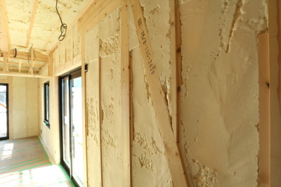 構造材の隙間まで入り込み、発砲・接着して温度差を抑えることで、結露に強い家をつくることができます。(施工例) 構造材の隙間まで入り込み、発砲・接着して温度差を抑えることで、結露に強い家をつくることができます。(施工例)