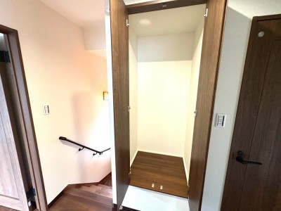 2階ホール収納
掃除用具等の収納に。 2階ホール収納
掃除用具等の収納に。