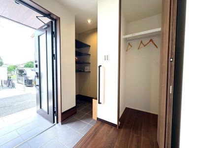 1Fホール収納は玄関のすぐ隣にあるので、コートクロークとしても重宝します♪ 1Fホール収納は玄関のすぐ隣にあるので、コートクロークとしても重宝します♪