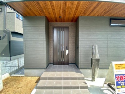 玄関は断熱ドア
一年中快適な家の中の空気をキープします。 玄関は断熱ドア
一年中快適な家の中の空気をキープします。