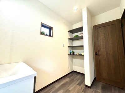 ゆったり使える広さの洗面脱衣室には可動棚のリネン庫付き。 ゆったり使える広さの洗面脱衣室には可動棚のリネン庫付き。