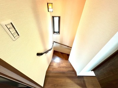 階段を優しく照らす和モダン意匠のブラケットライト 階段を優しく照らす和モダン意匠のブラケットライト