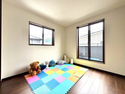 2階洋室6.1帖
子どもも健やかに遊び、学ぶ。木の優しさに包まれて成長できるお部屋に。 2階洋室6.1帖
子どもも健やかに遊び、学ぶ。木の優しさに包まれて成長できるお部屋に。