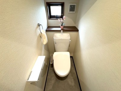 INAX(ベーシア便器)
パワーストリーム洗浄:強力な水流が便器内の隅々まで回り、少ない水でもしっかり汚れを洗い流します。
フチレス形状:フチを丸ごとなくしさっとひと拭き、お掃除ラクラク。 INAX(ベーシア便器)
パワーストリーム洗浄:強力な水流が便器内の隅々まで回り、少ない水でもしっかり汚れを洗い流します。
フチレス形状:フチを丸ごとなくしさっとひと拭き、お掃除ラクラク。