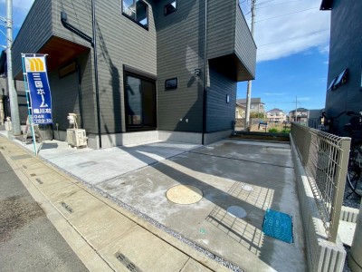 カースペースには並列2台駐車可能
(※車種による) カースペースには並列2台駐車可能
(※車種による)