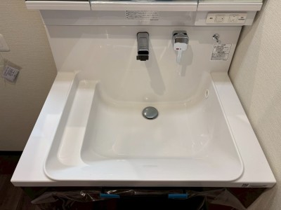 水ハネを防止するハイバックガード、ものを置くスペースにもなるアラウンドステップなど使いやすいが詰まった洗面ボウル。 水ハネを防止するハイバックガード、ものを置くスペースにもなるアラウンドステップなど使いやすいが詰まった洗面ボウル。