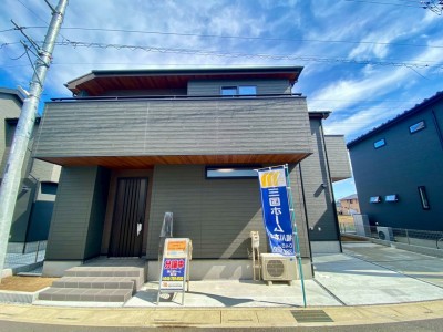 ブラックの外観が存在感を放つ堂々とした永住邸。 ブラックの外観が存在感を放つ堂々とした永住邸。