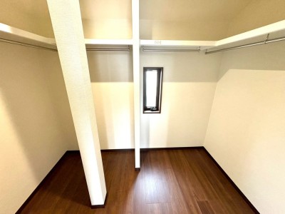 ご家族のお洋服等がたっぷり収納できるウォークインクローゼット♪
ハンガーパイプ付きなので長い丈の衣類もピッチリと保管できますね! ご家族のお洋服等がたっぷり収納できるウォークインクローゼット♪
ハンガーパイプ付きなので長い丈の衣類もピッチリと保管できますね!