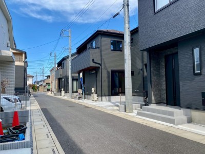 現地
前面道路は分譲地内なので車通りも少なく、入出庫もラクラク♪ 現地
前面道路は分譲地内なので車通りも少なく、入出庫もラクラク♪