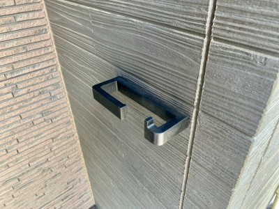 ペットのリードや傘をかけられるマルチフック。 ペットのリードや傘をかけられるマルチフック。