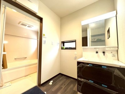 ハウステック洗面化粧台「ココッシュ」
三面鏡は鏡面も広く、収納部分も多いので、使い勝手も良いです!収納するものに合わせて、高さを3センチ刻みで変えられるスライドトレーがついています。 ハウステック洗面化粧台「ココッシュ」
三面鏡は鏡面も広く、収納部分も多いので、使い勝手も良いです!収納するものに合わせて、高さを3センチ刻みで変えられるスライドトレーがついています。