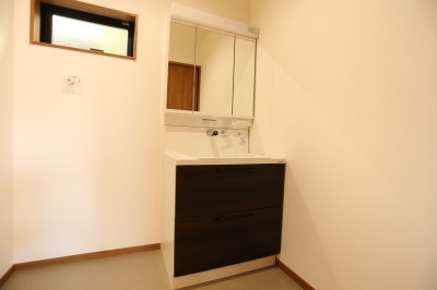 ハウステック 洗面化粧台「ココッシュ」(施工例)
お手入れカンタンなホース内臓タイプ。
2段スライドタイプのキャビネット:静かに閉まります。
面鏡:中央ミラーは電気を使わないくもり止めコート仕様。 ハウステック 洗面化粧台「ココッシュ」(施工例)
お手入れカンタンなホース内臓タイプ。
2段スライドタイプのキャビネット:静かに閉まります。
面鏡:中央ミラーは電気を使わないくもり止めコート仕様。