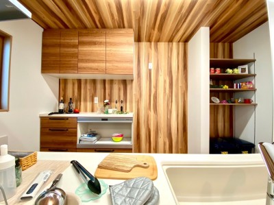 背面のカップボードは標準装備!(施工例)
キッチンと同色でまとめられて空間に統一感が生まれます♪
たくさんの食器や調理家電をピッシリと収納できます。 背面のカップボードは標準装備!(施工例)
キッチンと同色でまとめられて空間に統一感が生まれます♪
たくさんの食器や調理家電をピッシリと収納できます。