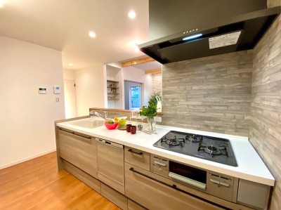 食器洗い乾燥機付きキッチン クリナップ 「KT」(施工例)
鍋など上から一目で確認でき、奥にしまったものでも楽に取り出せるスライド収納。ステンレス底辺なので汚れもサッとひと拭きで落ち、いつまでも清潔を保てます。 食器洗い乾燥機付きキッチン クリナップ 「KT」(施工例)
鍋など上から一目で確認でき、奥にしまったものでも楽に取り出せるスライド収納。ステンレス底辺なので汚れもサッとひと拭きで落ち、いつまでも清潔を保てます。