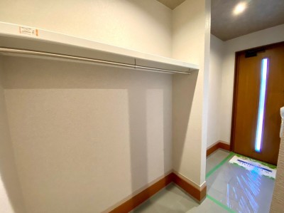便利な土間収納(施工例)
外で使用したものをそのまま収納できます。車椅子等もしまえる広めのサイズ♪ハンガーパイプ付きでさらに使い勝手も良くなります。 便利な土間収納(施工例)
外で使用したものをそのまま収納できます。車椅子等もしまえる広めのサイズ♪ハンガーパイプ付きでさらに使い勝手も良くなります。
