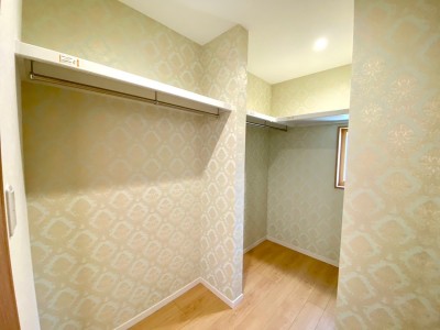 主寝室にはウォークインクローゼット(施工例)
衣更えもラクラクの広々スペースを確保。 主寝室にはウォークインクローゼット(施工例)
衣更えもラクラクの広々スペースを確保。