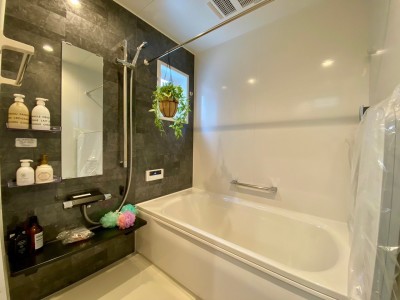 ハウステック バスルーム「ルクレ」(施工例)
お掃除簡単なフェイスクリン浴槽♪雨の日も安心の暖房換気乾燥機はもちろん標準装備!高断熱浴槽でお湯の温度をしっかりキープ。冷めにくくエコにも繋がりますね♪ ハウステック バスルーム「ルクレ」(施工例)
お掃除簡単なフェイスクリン浴槽♪雨の日も安心の暖房換気乾燥機はもちろん標準装備!高断熱浴槽でお湯の温度をしっかりキープ。冷めにくくエコにも繋がりますね♪