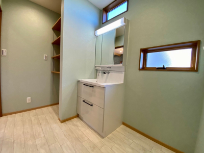 ゆとりある洗面脱衣室(施工例)
ゆったり3帖分の広さで作業も快適な洗面脱衣室。 ゆとりある洗面脱衣室(施工例)
ゆったり3帖分の広さで作業も快適な洗面脱衣室。