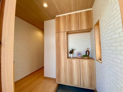 シューズボックスを標準装備(施工例)
家族分の靴を収納できる大容量ボックス。扉外か扉内に全身鏡つきでお出かけ前の身だしなみチェックもバッチリです。 シューズボックスを標準装備(施工例)
家族分の靴を収納できる大容量ボックス。扉外か扉内に全身鏡つきでお出かけ前の身だしなみチェックもバッチリです。