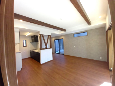 折上部分約2.7Mの高さがある天井は梁見せでアクセント。(施工例) 折上部分約2.7Mの高さがある天井は梁見せでアクセント。(施工例)