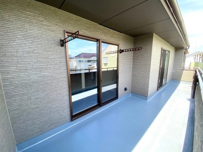 陽当たり良好なワイドバルコニー(施工例)
南向き&奥行も幅もゆとりあるスペースで洗濯物も余裕を持って干せます♪ 陽当たり良好なワイドバルコニー(施工例)
南向き&奥行も幅もゆとりあるスペースで洗濯物も余裕を持って干せます♪