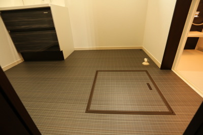 床下収納(施工例)
キッチンと洗面脱衣室の2カ所に床下収納。 床下収納(施工例)
キッチンと洗面脱衣室の2カ所に床下収納。