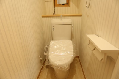 リクシル INAX「ベーシア便器」(施工例)
1・2階ともにウォシュレット付!フチレス構造でお手入れも簡単な節水トイレです。 リクシル INAX「ベーシア便器」(施工例)
1・2階ともにウォシュレット付!フチレス構造でお手入れも簡単な節水トイレです。