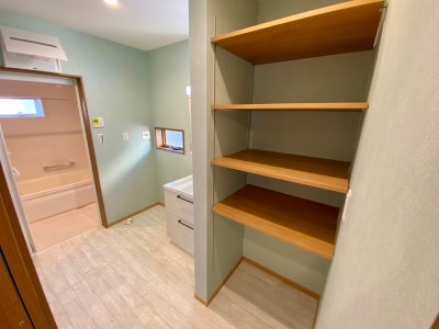 洗面脱衣所にリネン庫標準装備(施工例)
4段の可動棚。タオルや寝間着などを家族ごとに分けてお風呂の近くに置いておけます♪ 洗面脱衣所にリネン庫標準装備(施工例)
4段の可動棚。タオルや寝間着などを家族ごとに分けてお風呂の近くに置いておけます♪