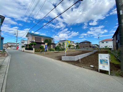 西側約4M公道に接道。車通りも少ないので入出庫も落ち着いて行えます。 西側約4M公道に接道。車通りも少ないので入出庫も落ち着いて行えます。