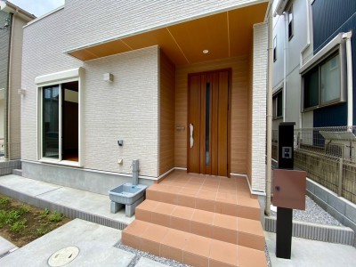 玄関は断熱ドア(施工例)
家の中の快適な空気を外へ逃がさず、一年中心地よい住まいに。 玄関は断熱ドア(施工例)
家の中の快適な空気を外へ逃がさず、一年中心地よい住まいに。