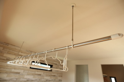 主寝室の窓前には室内物干し・ホスクリーンを標準装備(施工例)。
雨の日や花粉シーズンも安心して洗濯物を乾かせます。 主寝室の窓前には室内物干し・ホスクリーンを標準装備(施工例)。
雨の日や花粉シーズンも安心して洗濯物を乾かせます。