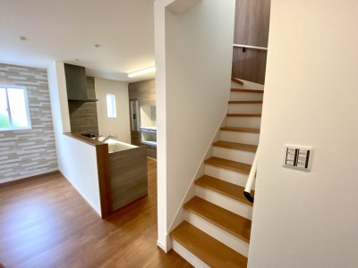 家族と会話する機会も自然と増えるリビング階段(施工例) 家族と会話する機会も自然と増えるリビング階段(施工例)