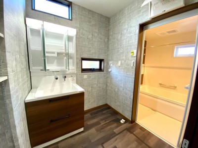 ハウステック 洗面化粧台「ココッシュ」(施工例)
お手入れカンタンなホース内臓タイプ。
2段スライドタイプのキャビネット:静かに閉まります。
面鏡:中央ミラーは電気を使わないくもり止めコート仕様。 ハウステック 洗面化粧台「ココッシュ」(施工例)
お手入れカンタンなホース内臓タイプ。
2段スライドタイプのキャビネット:静かに閉まります。
面鏡:中央ミラーは電気を使わないくもり止めコート仕様。