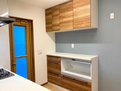 背面のカップボードは標準装備!(施工例)
キッチンと同色でまとめられて空間に統一感が生まれます♪
たくさんの食器や調理家電をピッシリと収納できます。 背面のカップボードは標準装備!(施工例)
キッチンと同色でまとめられて空間に統一感が生まれます♪
たくさんの食器や調理家電をピッシリと収納できます。