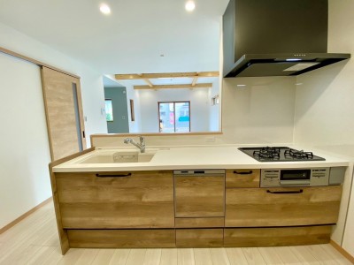 食器洗い乾燥機付きキッチン クリナップ 「KT」(施工例)
鍋など上から一目で確認でき、奥にしまったものでも楽に取り出せるスライド収納。ステンレス底辺なので汚れもサッとひと拭きで落ち、いつまでも清潔を保てます。 食器洗い乾燥機付きキッチン クリナップ 「KT」(施工例)
鍋など上から一目で確認でき、奥にしまったものでも楽に取り出せるスライド収納。ステンレス底辺なので汚れもサッとひと拭きで落ち、いつまでも清潔を保てます。