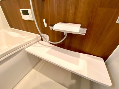 浴室には取り外しできるカウンター(施工例)
簡単に外してセットできるので、丸洗いできて衛生的♪ 浴室には取り外しできるカウンター(施工例)
簡単に外してセットできるので、丸洗いできて衛生的♪