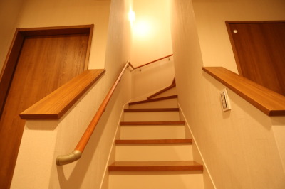 階段スペース(施工例)
お子様からご高齢の方まで安心の手すり付き。 階段スペース(施工例)
お子様からご高齢の方まで安心の手すり付き。