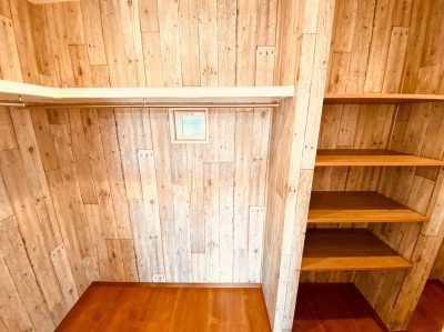 主寝室にはウォークインクローゼット(施工例)
衣更えもラクラクの広さがあるWIC。丈の長いものや大事な衣類も綺麗なまま保管できます。扉付きで目隠し効果も。 主寝室にはウォークインクローゼット(施工例)
衣更えもラクラクの広さがあるWIC。丈の長いものや大事な衣類も綺麗なまま保管できます。扉付きで目隠し効果も。