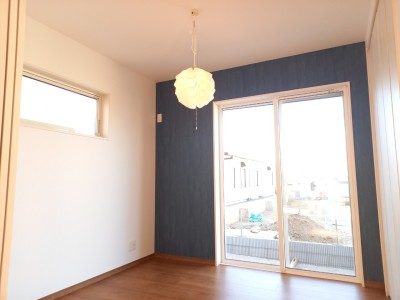 アクセントクロスを施して印象的な洋室に(施工例)
※アクセントクロスは3ヵ所まで標準。セレクト可能期間は着工前までになります アクセントクロスを施して印象的な洋室に(施工例)
※アクセントクロスは3ヵ所まで標準。セレクト可能期間は着工前までになります