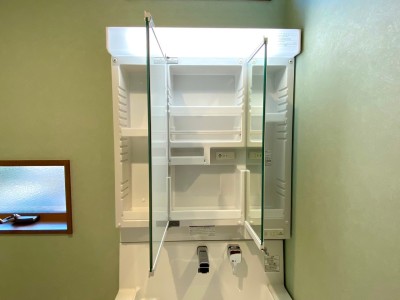 歯磨き用品や、化粧用具などもしっかり収納できる三面鏡(施工例)
鏡面の広さだけでなく収納力も魅力です♪ 歯磨き用品や、化粧用具などもしっかり収納できる三面鏡(施工例)
鏡面の広さだけでなく収納力も魅力です♪